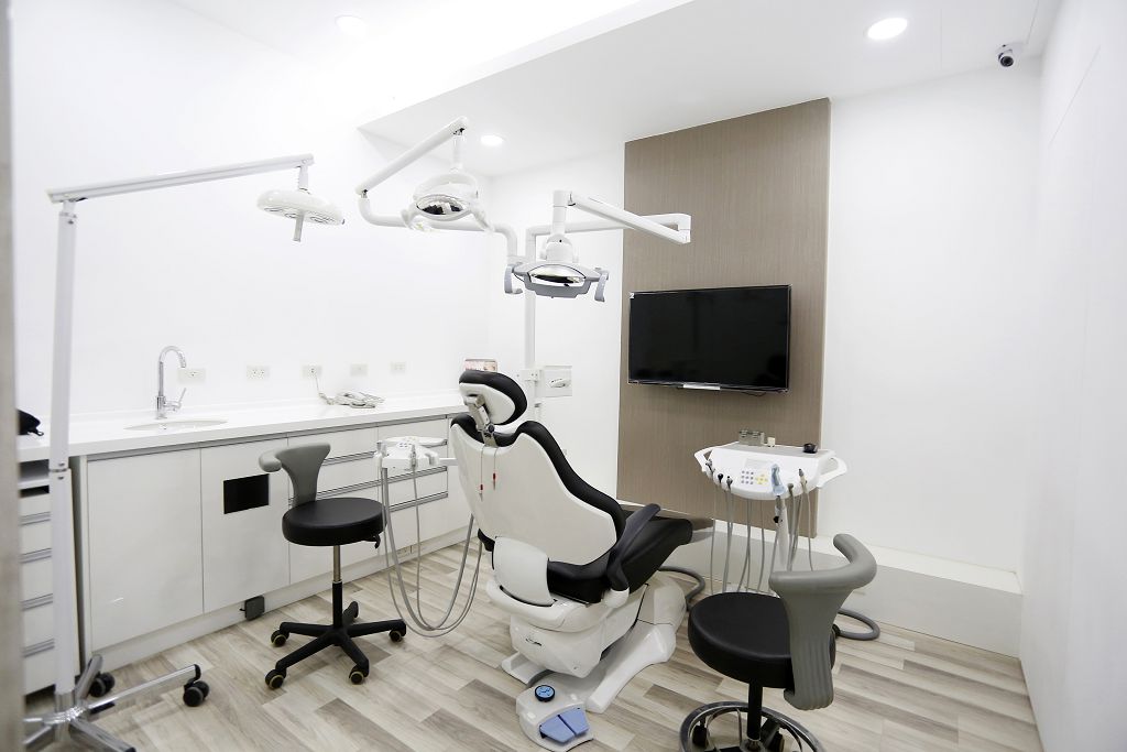 植牙首重安全！透過3D電腦斷層掃瞄、X光輔助，籌劃出專門的植牙治療計畫！