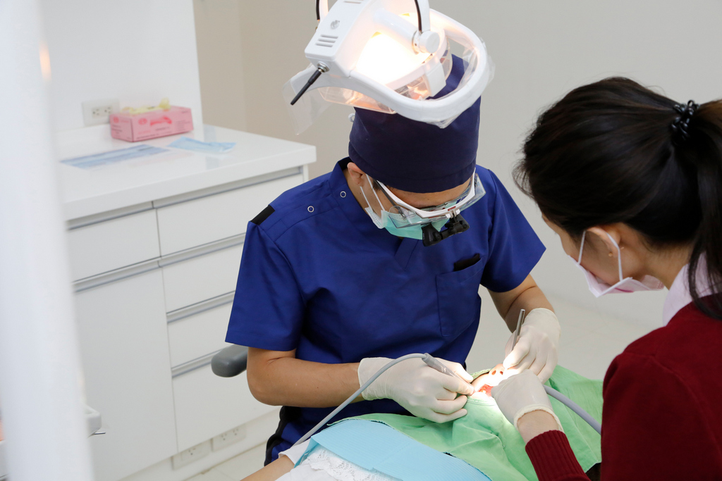 面臨這些狀況與時間點，需要專業牙醫評估是否需要進行根管治療