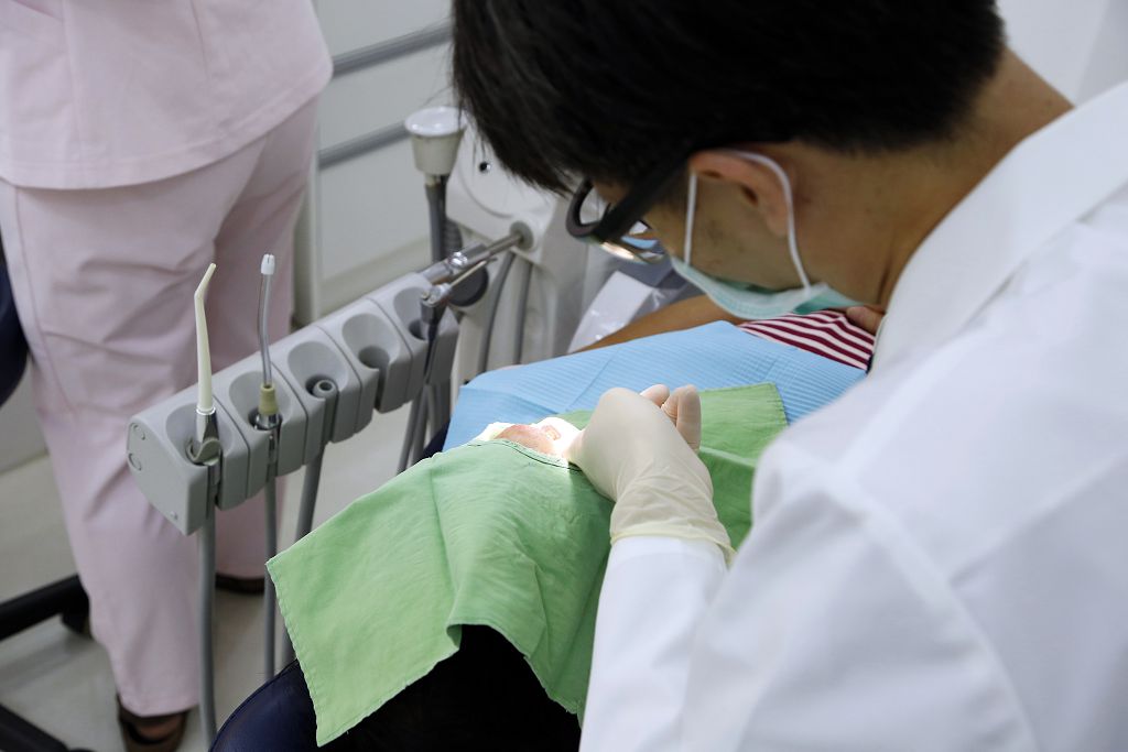 進行手術最害怕有高風險，人工植牙的風險究竟高不高？