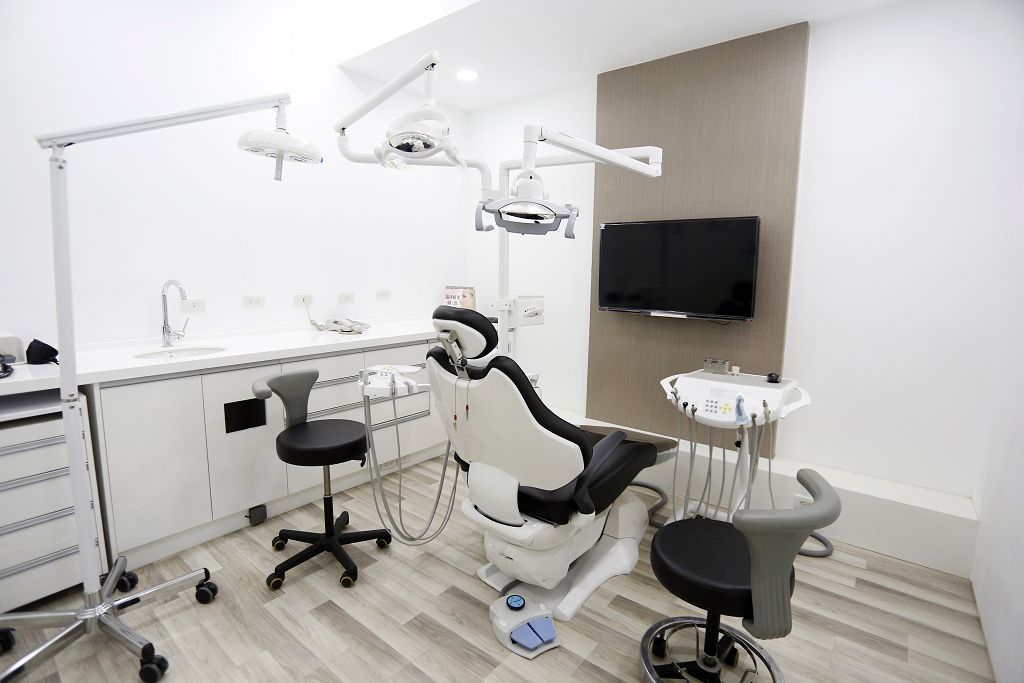 假牙VS植牙－缺牙該怎麼選，專業牙醫師來解答主要評估要素
