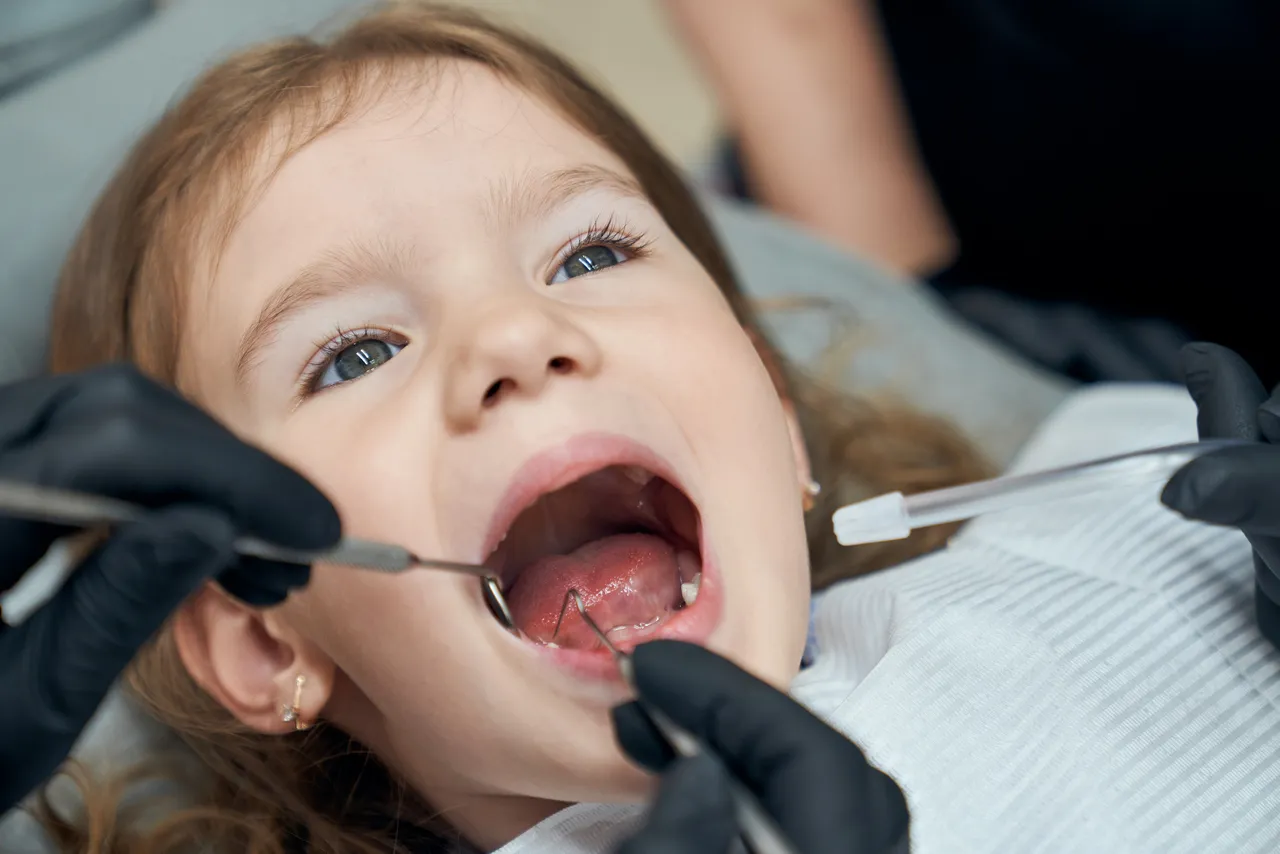 第一次看兒童牙醫時，推薦家長應與牙醫師諮詢十年口腔預防計畫