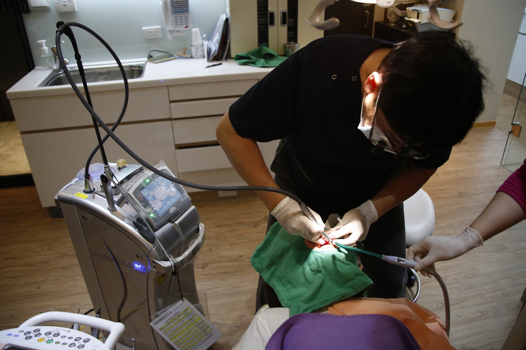 利用人工牙根與牙冠，牙醫師能運用人工植牙來填補您缺牙的困擾