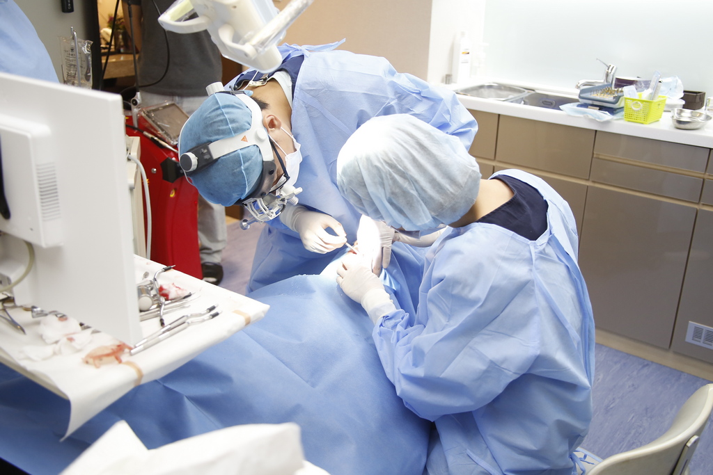 人工植牙是填充缺牙的好方法，有需要的你建議事前認識手術過程！