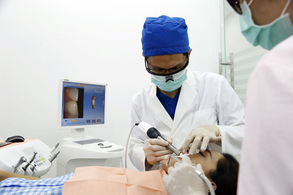 牙醫療程費用分享－人工植牙一次究竟要花多少錢？